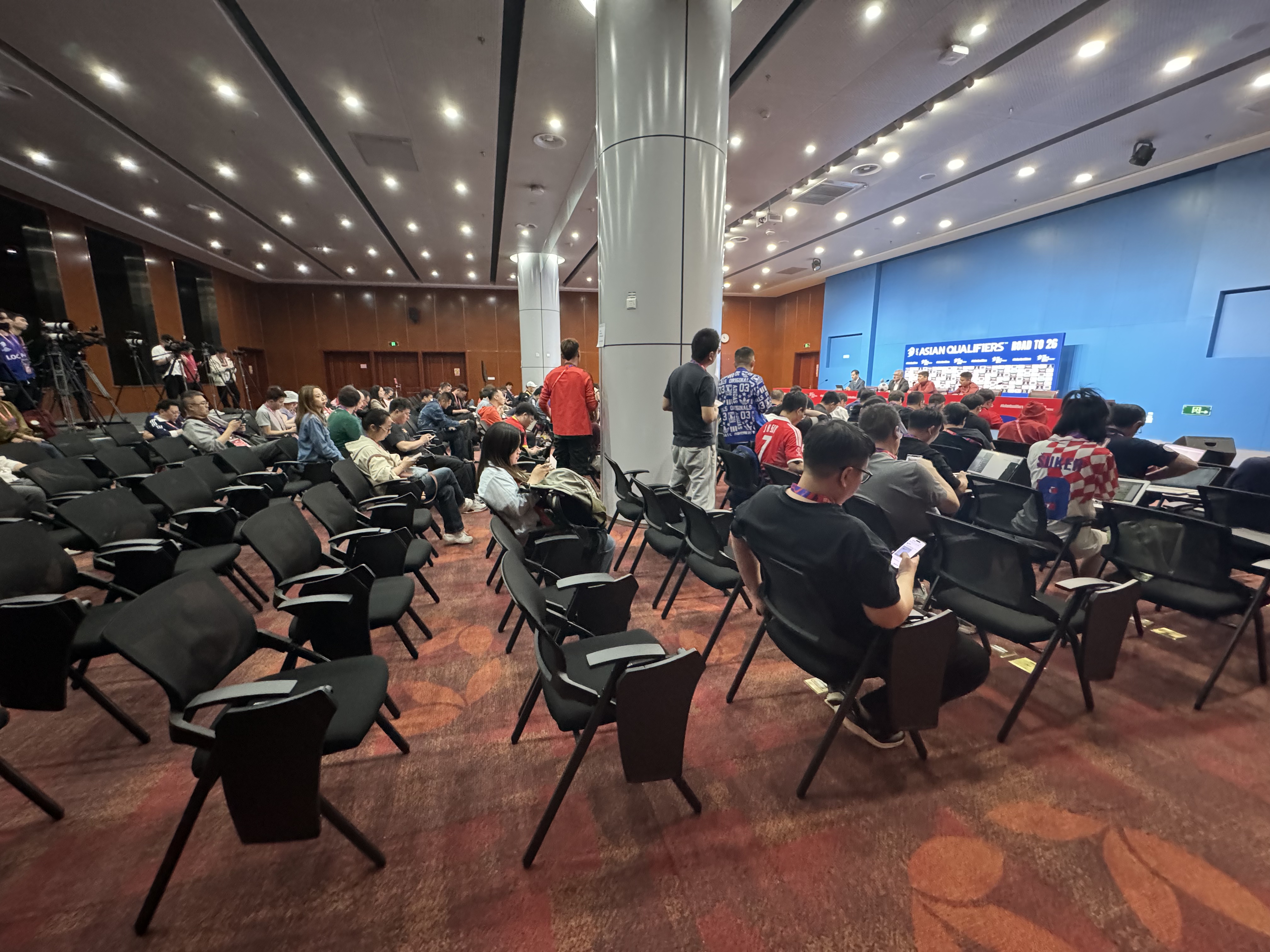 现场直击|赛前火热,输球后冷清!赛后参加发布会的记者少了很多